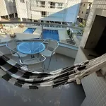 Apartamento frente para a piscina a uma quadra da praia