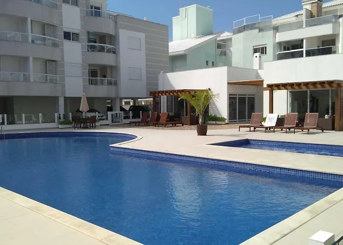 Apartamento frente para a piscina a uma quadra da praia