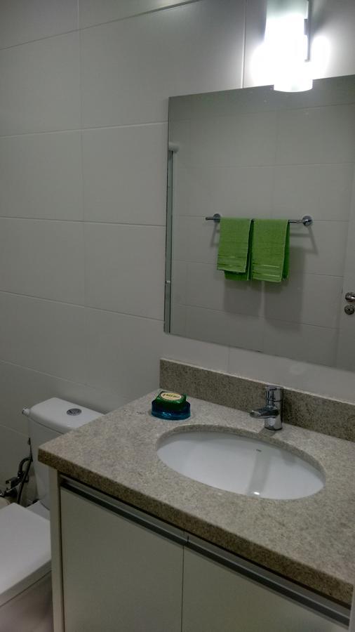 Frente A Piscina A Uma Quadra Da